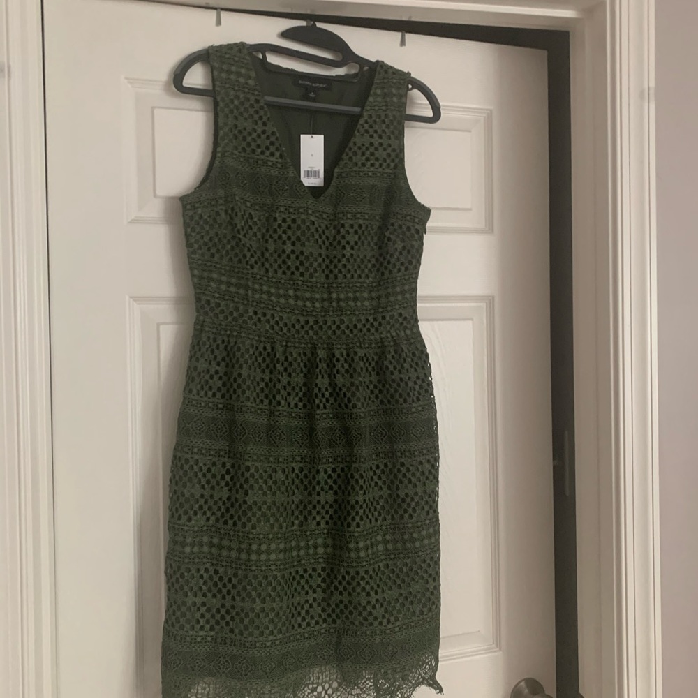 Banana Republic V-Neck Lace Shift Dress with Pockets